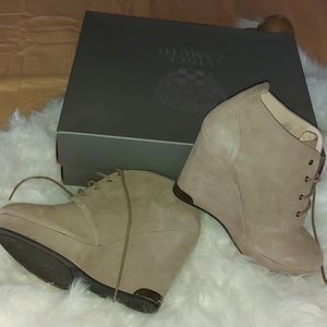 Vince Camuto Suede Taupe wedge, sz 7.5